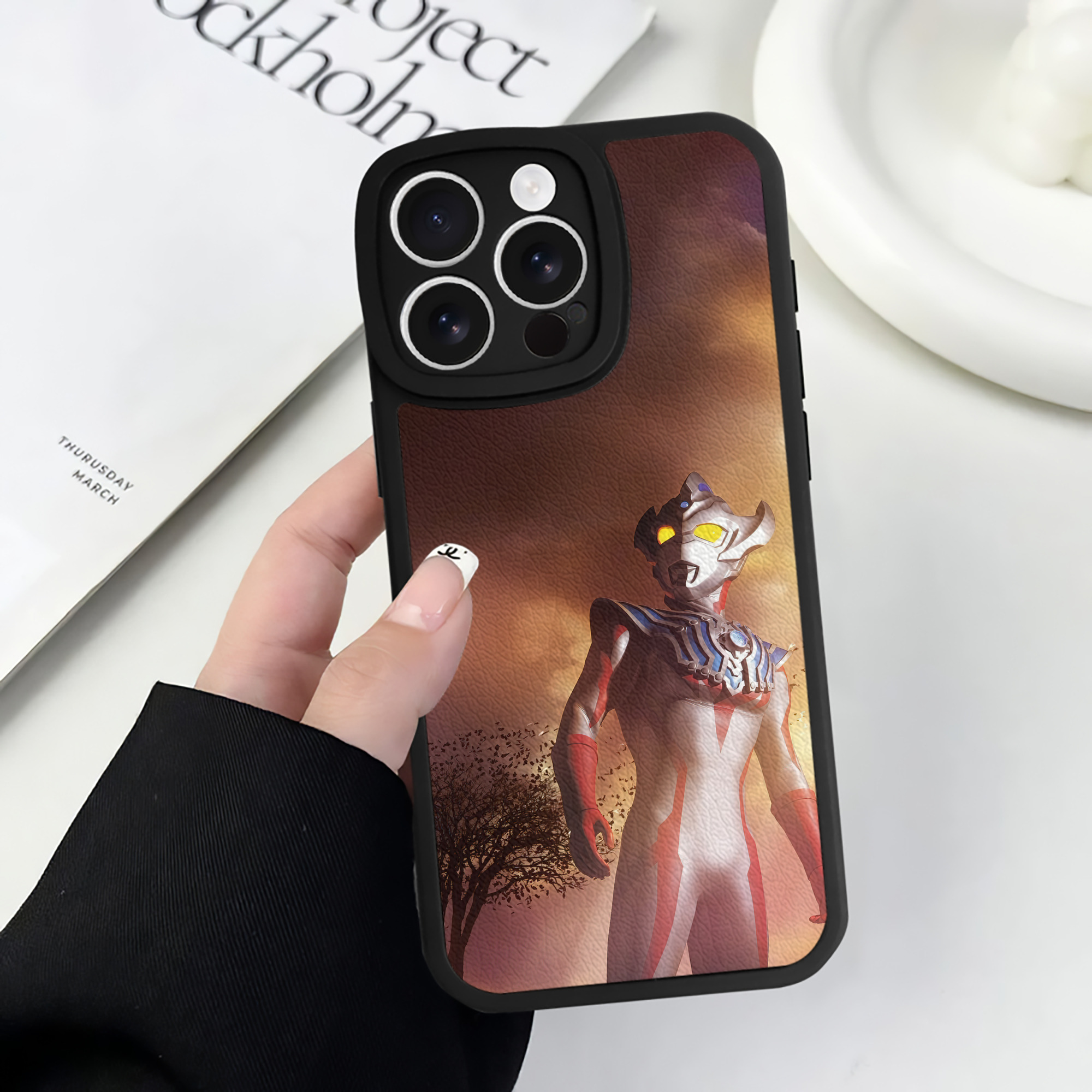 （画像用） ウルトラマン Ultraman 【iPhone 16シリーズ対応】シリコンスマホケース（レザー調） 材質：シリコン